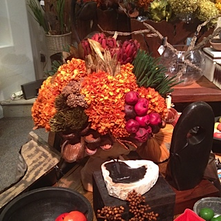 SpaceioFallDecoratingFlowerArrangementonTable